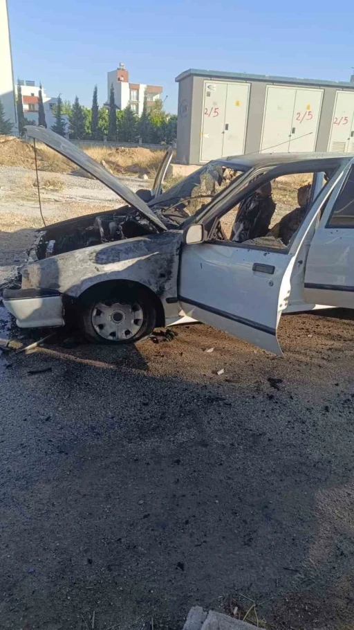 Adıyaman’da seyir halindeki otomobil alev aldı
