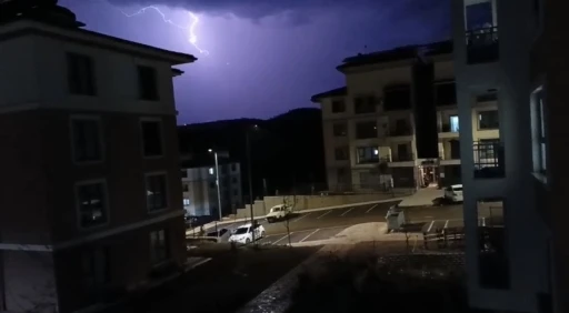 Adıyaman&rsquo;da şimşekler geceyi aydınlattı
