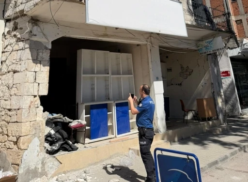 Adıyaman&rsquo;da tehlike sa&ccedil;an metruk bina vatandaşları korkutuyor
