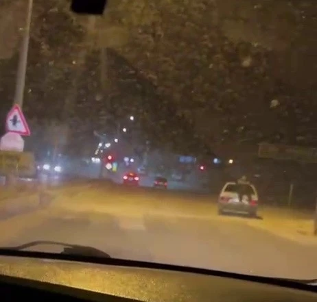 Adıyaman&rsquo;da tepki &ccedil;eken g&ouml;r&uuml;nt&uuml;: Seyir halindeki otomobilin bagaj kısmına oturarak ilerledi
