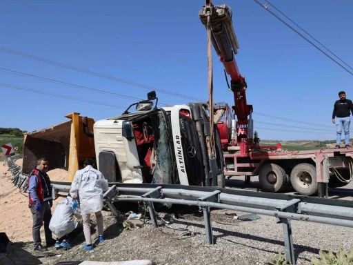 Adıyaman’da virajı alamayan tır devrildi: 1 ölü
