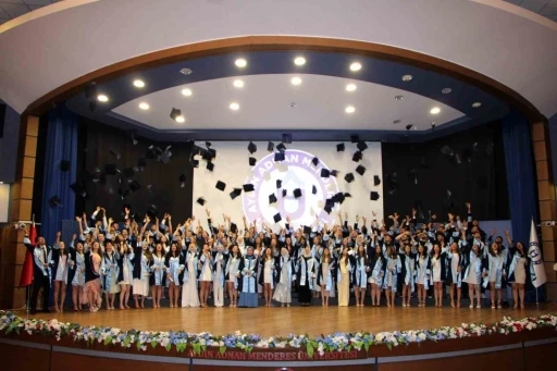 AD&Uuml; Diş Hekimliği Fak&uuml;ltesi 8. D&ouml;nem mezunlarını uğurladı
