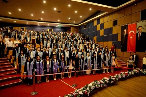 AD&Uuml; İletişim Fak&uuml;ltesi mezunlarını t&ouml;renle uğurladı
