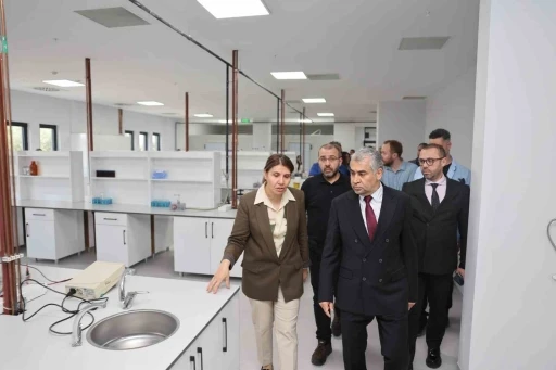 AD&Uuml; Rekt&ouml;r&uuml; Kent, araştırma laboratuvarını inceledi
