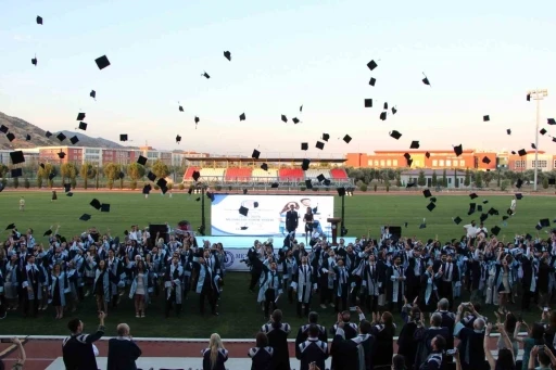 AD&Uuml; Tıp Fak&uuml;ltesi 23. d&ouml;nem mezuniyet ve yemin t&ouml;reni ger&ccedil;ekleştirildi
