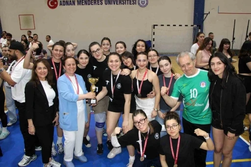 AD&Uuml;FEST Spor Şenlikleri kapsamında kupa t&ouml;renleri ger&ccedil;ekleştirildi
