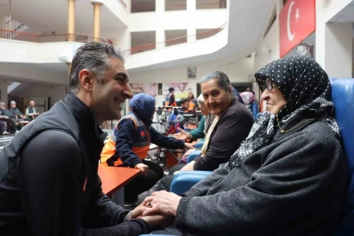 AFAD ekipleri yaşlıların yüzünü güldürdü
