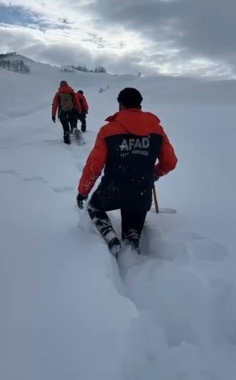 AFAD ekipleri yoğun kar altında 4 saat y&uuml;r&uuml;yerek aileye ulaştı
