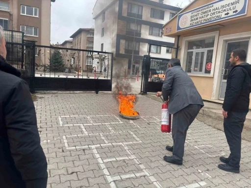 AFAD iki okulda eğitim verip, tatbikat yaptı
