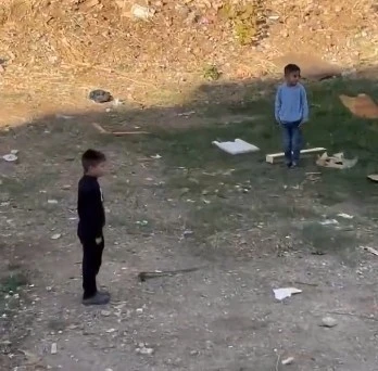 AFAD’ın siren testi sırasında çocuklar esas duruşa geçti
