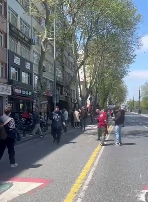 AFAD: &quot;İstanbul’un Silivri açıklarında saat 12.49’da 6.2 büyüklüğünde deprem meydana geldi.&quot;
