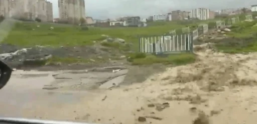 Afetin ortasında tehlikeli oyun: &Ccedil;ocuklar sel sularında oynadı
