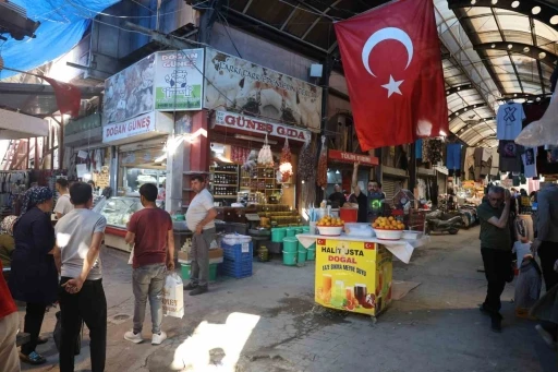 Afetzedeler yeniden inşa edilecek Uzun Çarşı’da son bayram alışverişini yaptılar
