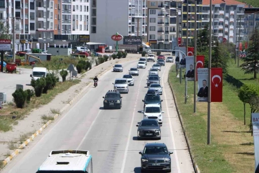Afyonkarahisar-Antalya yolunda tatilcilerin d&ouml;n&uuml;ş yoğunluğu s&uuml;r&uuml;yor
