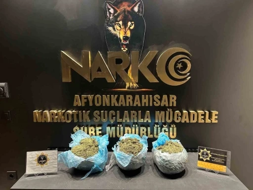 Afyonkarahisar’da 2 otomobilden 3 kilo 750 gram uyuşturucu ele geçirildi
