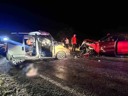Afyonkarahisar&rsquo;da ara&ccedil;lar kafa kafaya &ccedil;arpıştı: 2 &ouml;l&uuml;, 4 yaralı
