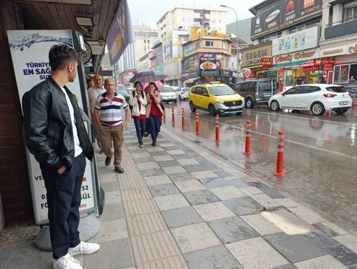 Afyonkarahisar’da beklenen yağış başladı, bir çok kişi zor anlar yaşadı
