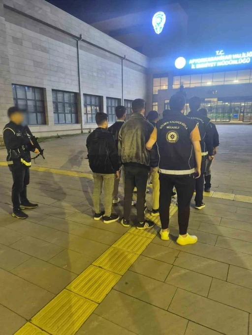 Afyonkarahisar&rsquo;da g&ouml;&ccedil;men ka&ccedil;ak&ccedil;ılığı operasyonunda 8 d&uuml;zensiz g&ouml;&ccedil;men yakalandı
