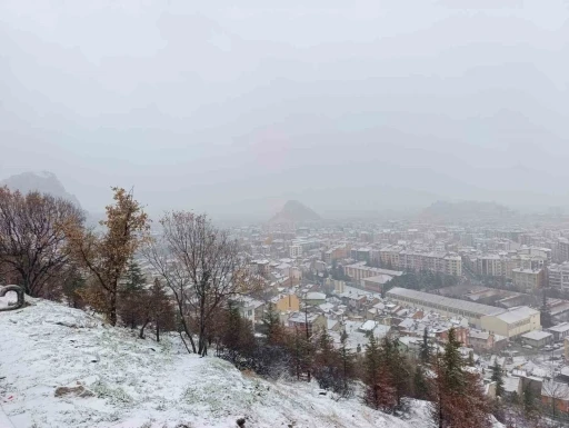 Afyonkarahisar&rsquo;da kar yağışı etkili oldu
