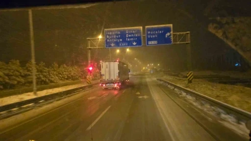 Afyonkarahisar&rsquo;da karla m&uuml;cadele s&uuml;r&uuml;yor
