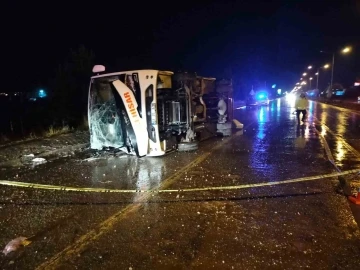 Afyonkarahisar&rsquo;da midib&uuml;s devrildi: 24 kişi yaralandı

