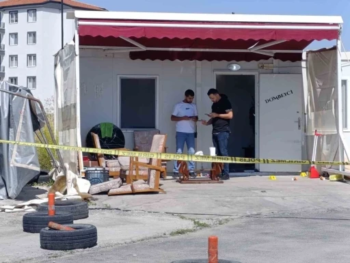 Afyonkarahisar&rsquo;da minib&uuml;s durağına silahlı saldırı: 1 &ouml;l&uuml;, 1 yaralı
