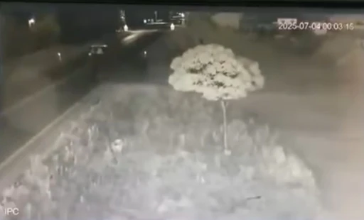 Afyonkarahisar’da otomobil traktör römorkuna çarptı: 3 kişi yaralandı
