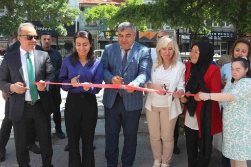 Afyonkarahisar’da özel yüreklerden anlamlı sergi
