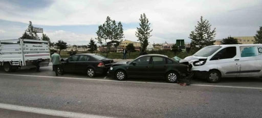 Afyonkarahisar’da zincirleme trafik kazası, 4 dört araç birbirine girdi
