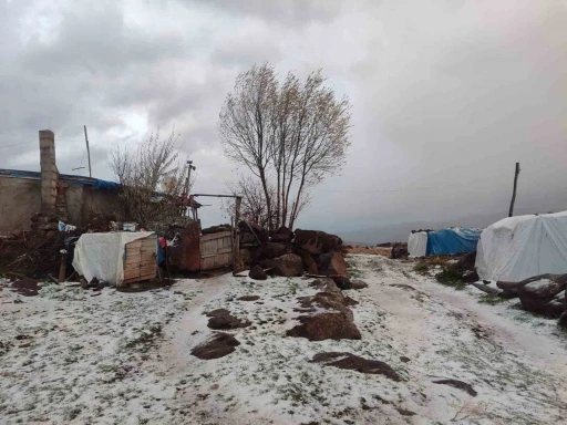 Afyonkarahisar’ın 1300 rakımlı yaylasına mevsimin ilk karı düştü
