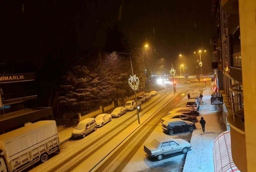 Afyonkarahisar&rsquo;ın y&uuml;ksek kesimlerinde kar etkisini g&ouml;sterdi
