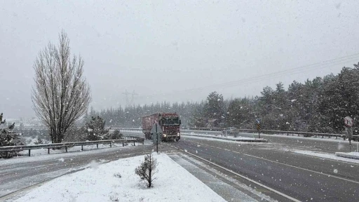 Afyonkarahisar&rsquo;ın y&uuml;ksek rakımlı b&ouml;lgelerinde kar yağışı etkili oldu
