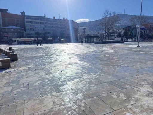 Afyonkarahisar yılın ilk g&uuml;n&uuml;ne dondurucu soğukla başladı
