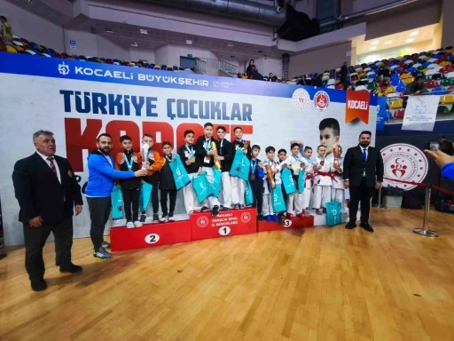 Afyonkarahisarlı minik karatecilerden büyük başarı
