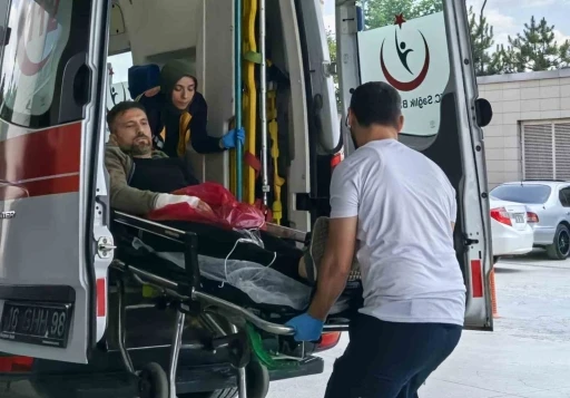 Ağaç keserken motorlu testere ile elini kesti
