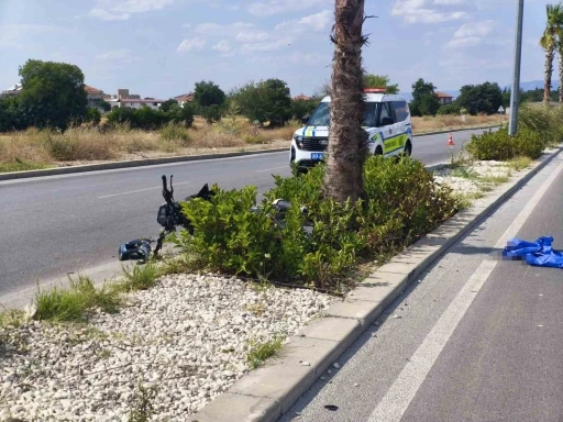 Ağaca &ccedil;arpan motosikletin s&uuml;r&uuml;c&uuml;s&uuml; yaşam m&uuml;cadelesini kaybetti
