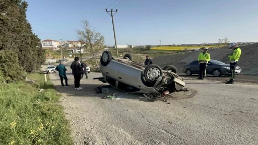 Ağaca çarpan otomobil takla attı
