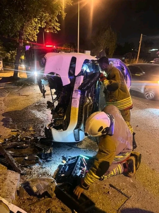 Ağaca &ccedil;arparak yan yatan otomobildeki 2 kişi yaralandı
