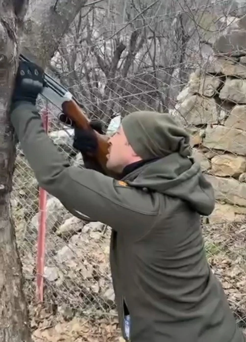 Ağaca takılan dronu t&uuml;fekle dala ateş ederek kurtardılar
