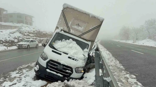 Ağa&ccedil;lar devrildi yol kapandı, ara&ccedil;lar kayıp kaza yaptı
