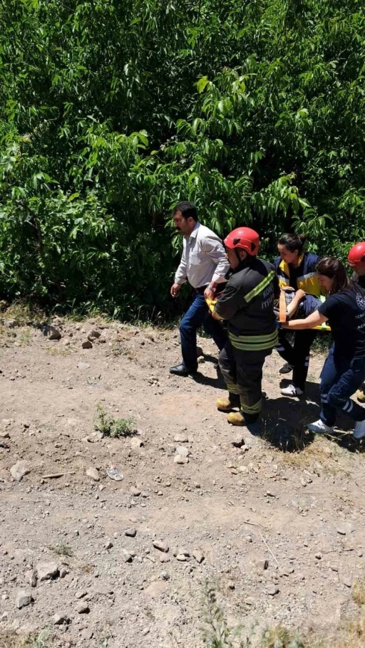 Ağa&ccedil;tan su kanalına d&uuml;şen şahıs yaralandı
