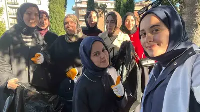 Üniversite öğrencilerinden mezarlıkta temizlik çalışması
