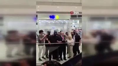 Netanyahu eline aldığı megafonla AVM’dekilerden oy istedi