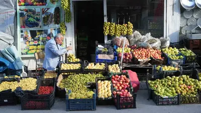Muş’ta 40 yıllık gelenek: Güz armutlarını ipe dizerek saklıyor