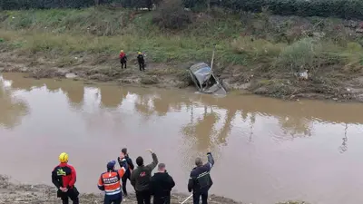 Cendere Deresi’nden otomobil çıkarıldı, o anlar havadan görüntülendi