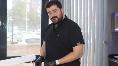 Fotoğraf çektirmek isteyenler hastası oluyor, Sivas’ta bir diş hekimi Eypio’ya benzerliği ile dikkat çekiyor