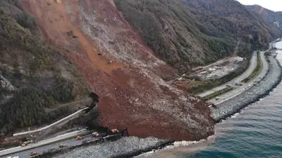 Karadeniz Sahil Yolu’nda dev kaya tehlikesi