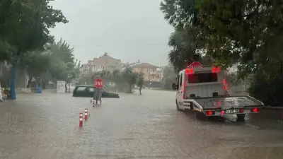 Fethiye’de sağanak etkili oldu, yollar sular altında kaldı