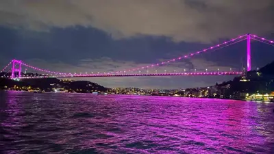 15 Temmuz Şehitler Köprüsü pembe renge büründü