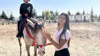 Atlarla vakit geçiren çocuklar teknolojiye mesafe koyuyor